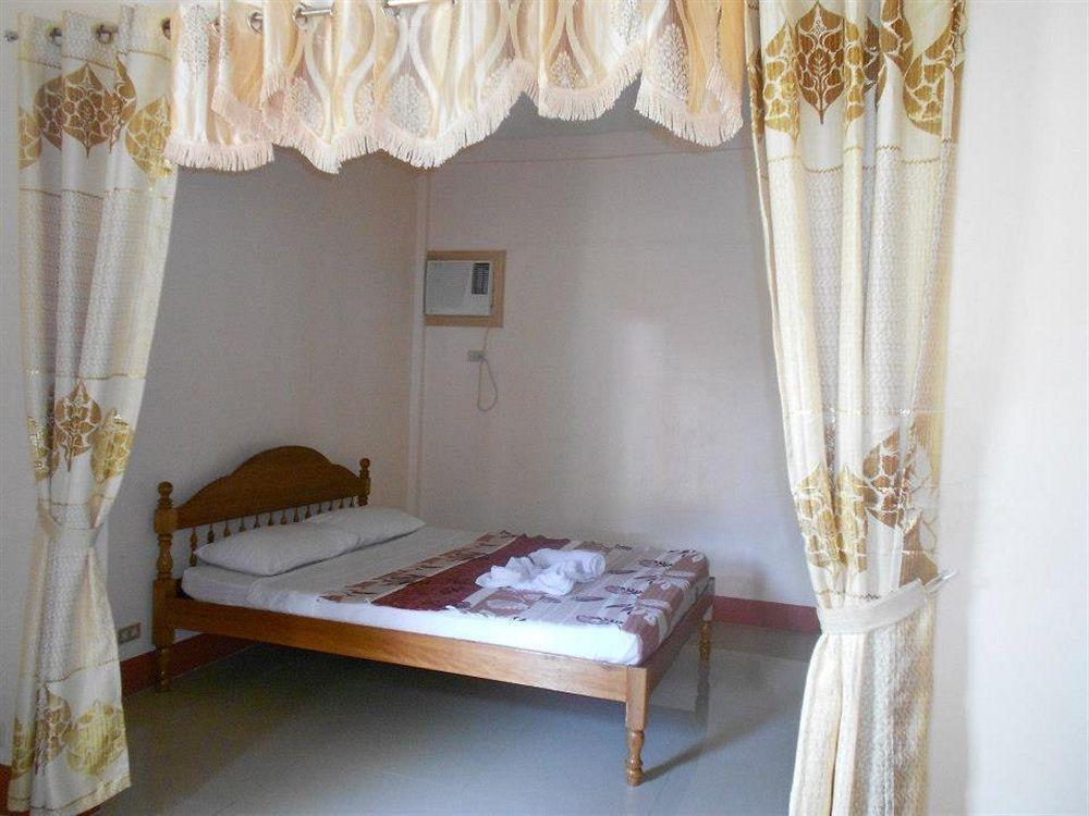 Tia Mers Guest House Puerto Princesa Esterno foto