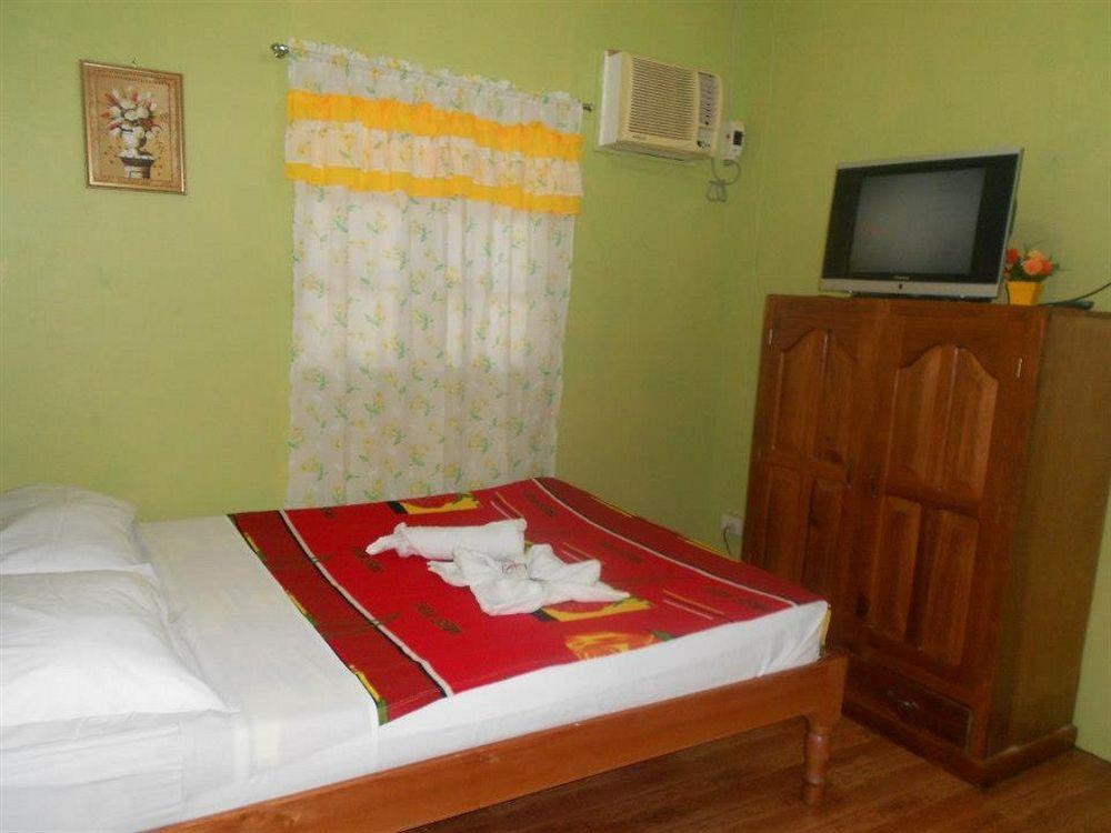 Tia Mers Guest House Puerto Princesa Esterno foto