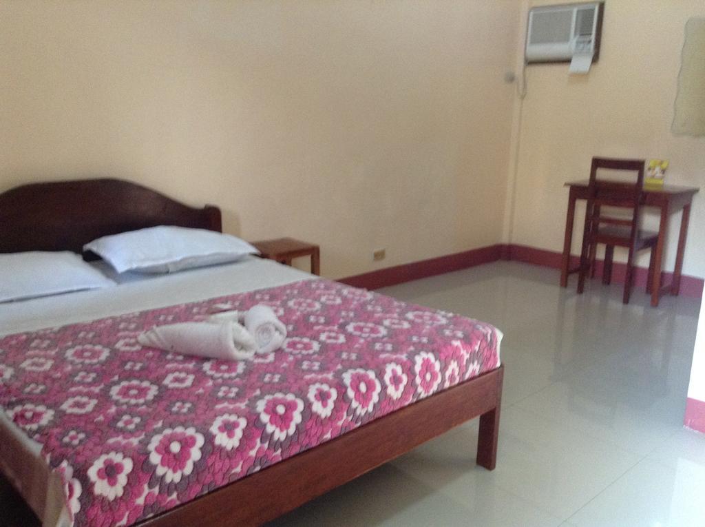 Tia Mers Guest House Puerto Princesa Esterno foto