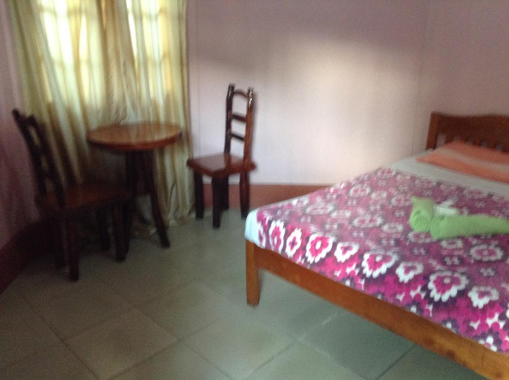 Tia Mers Guest House Puerto Princesa Esterno foto