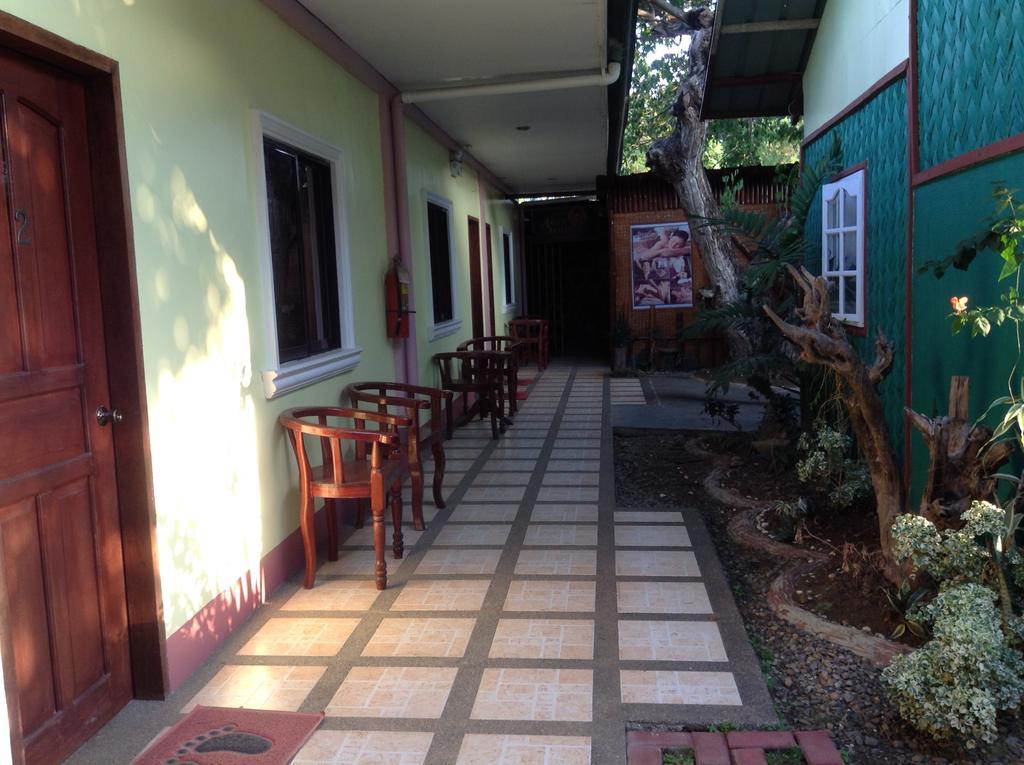 Tia Mers Guest House Puerto Princesa Esterno foto