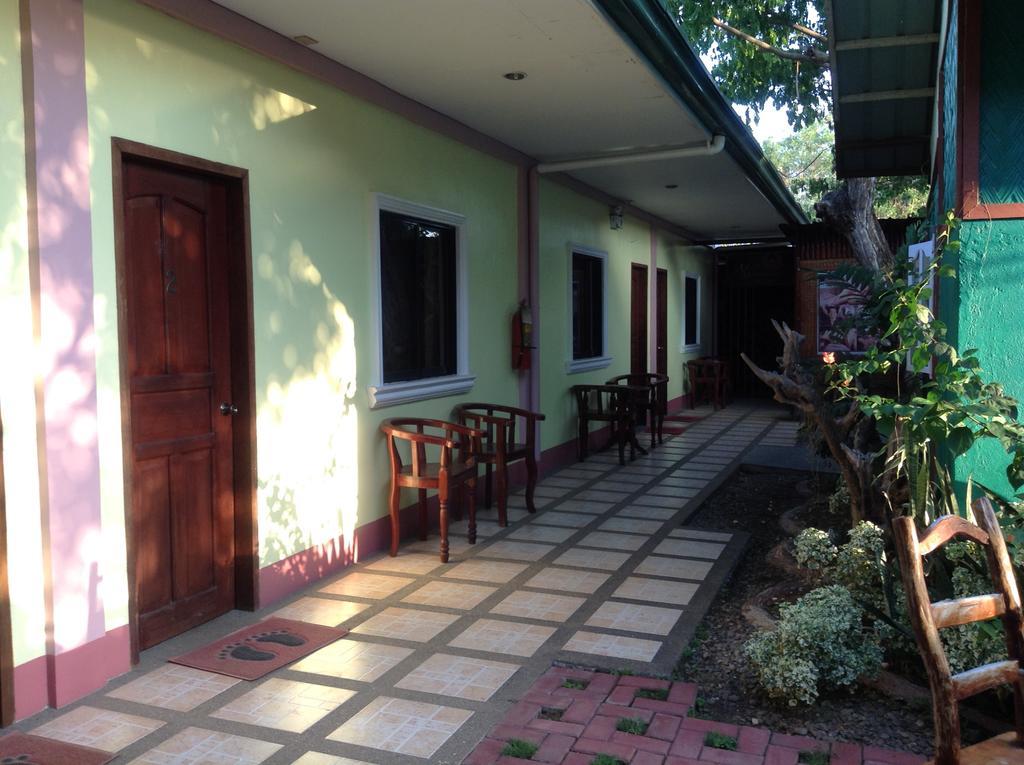 Tia Mers Guest House Puerto Princesa Esterno foto