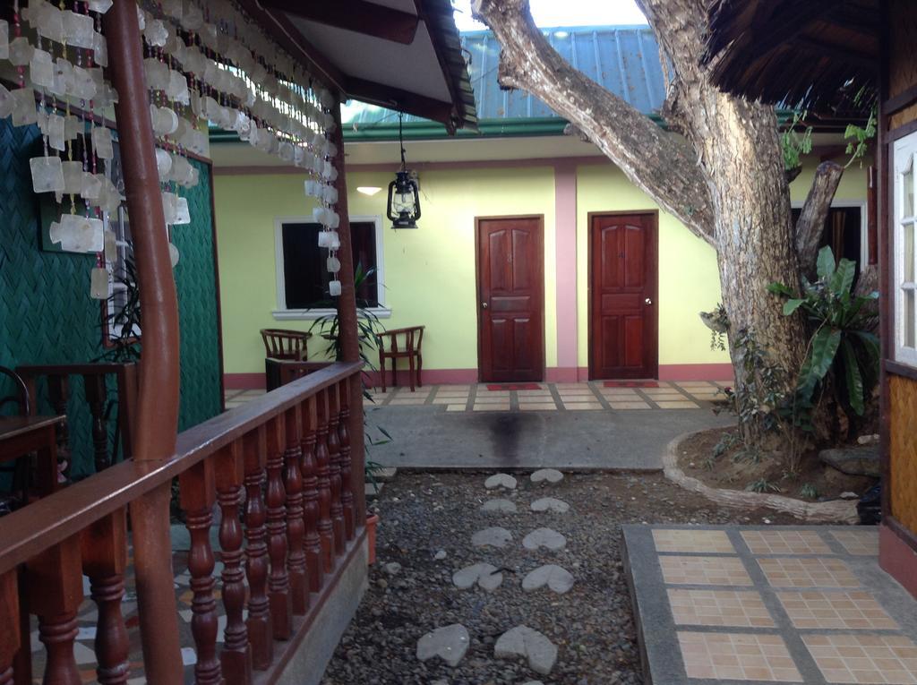 Tia Mers Guest House Puerto Princesa Esterno foto