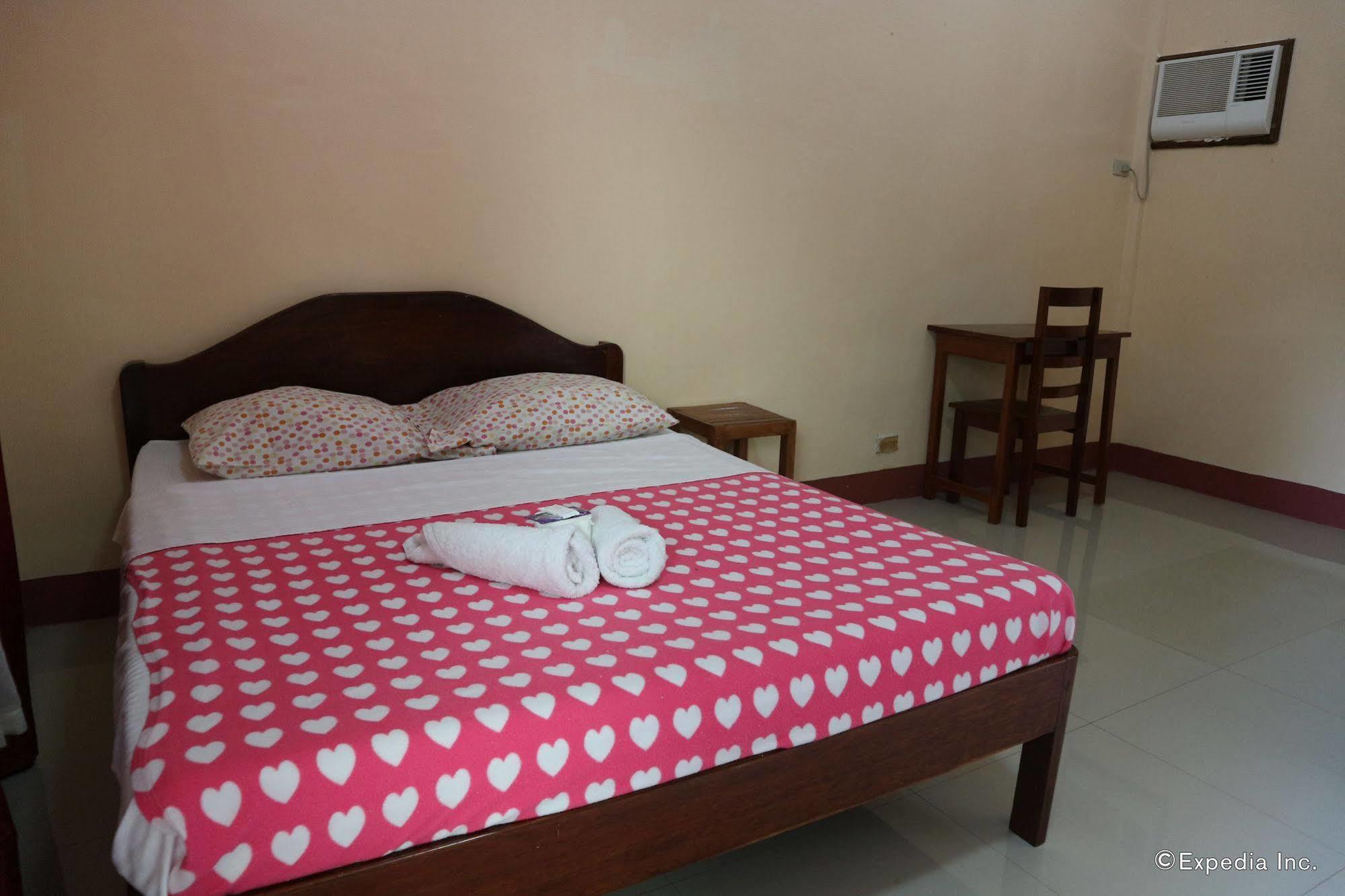 Tia Mers Guest House Puerto Princesa Esterno foto