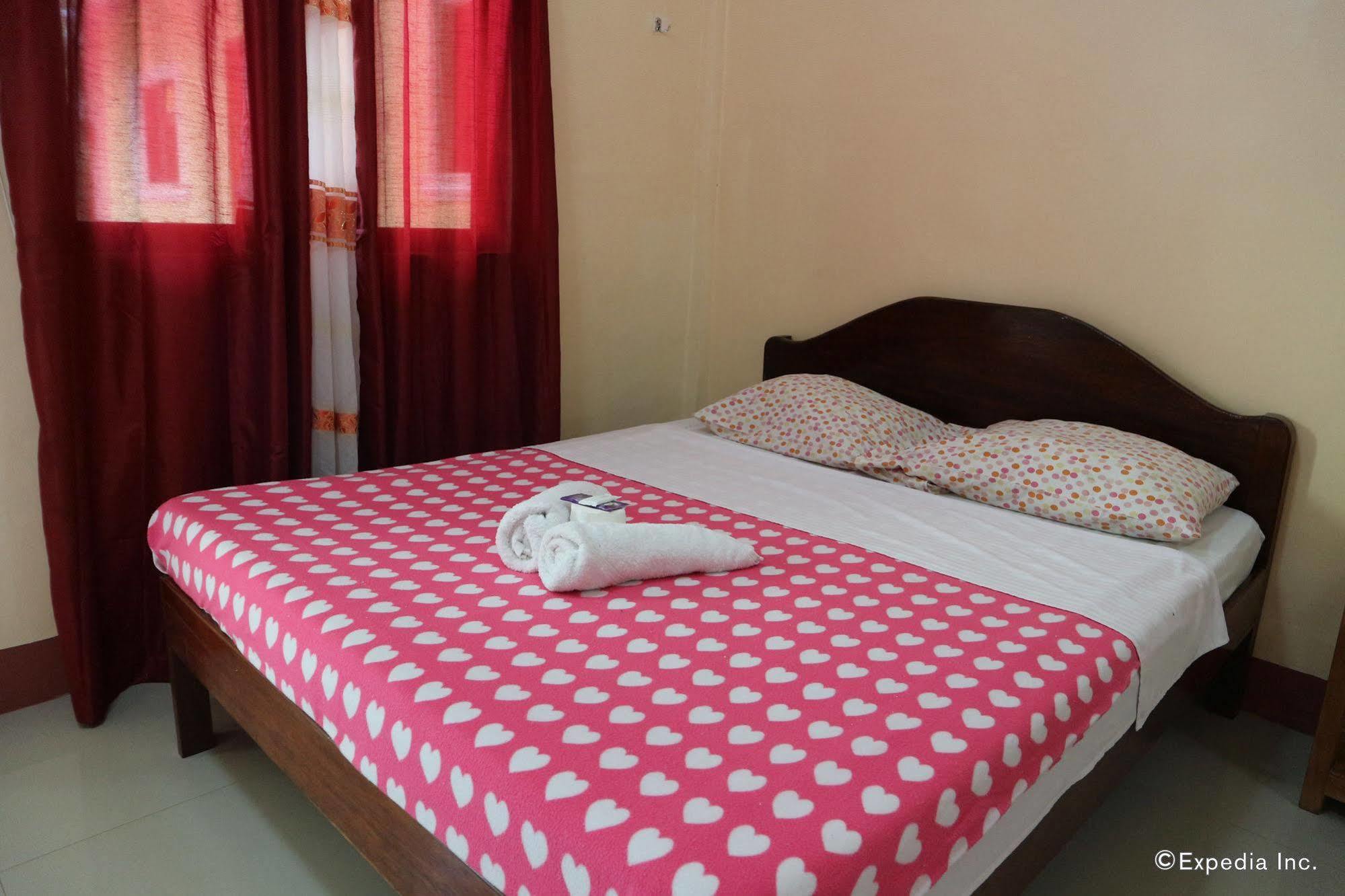 Tia Mers Guest House Puerto Princesa Esterno foto