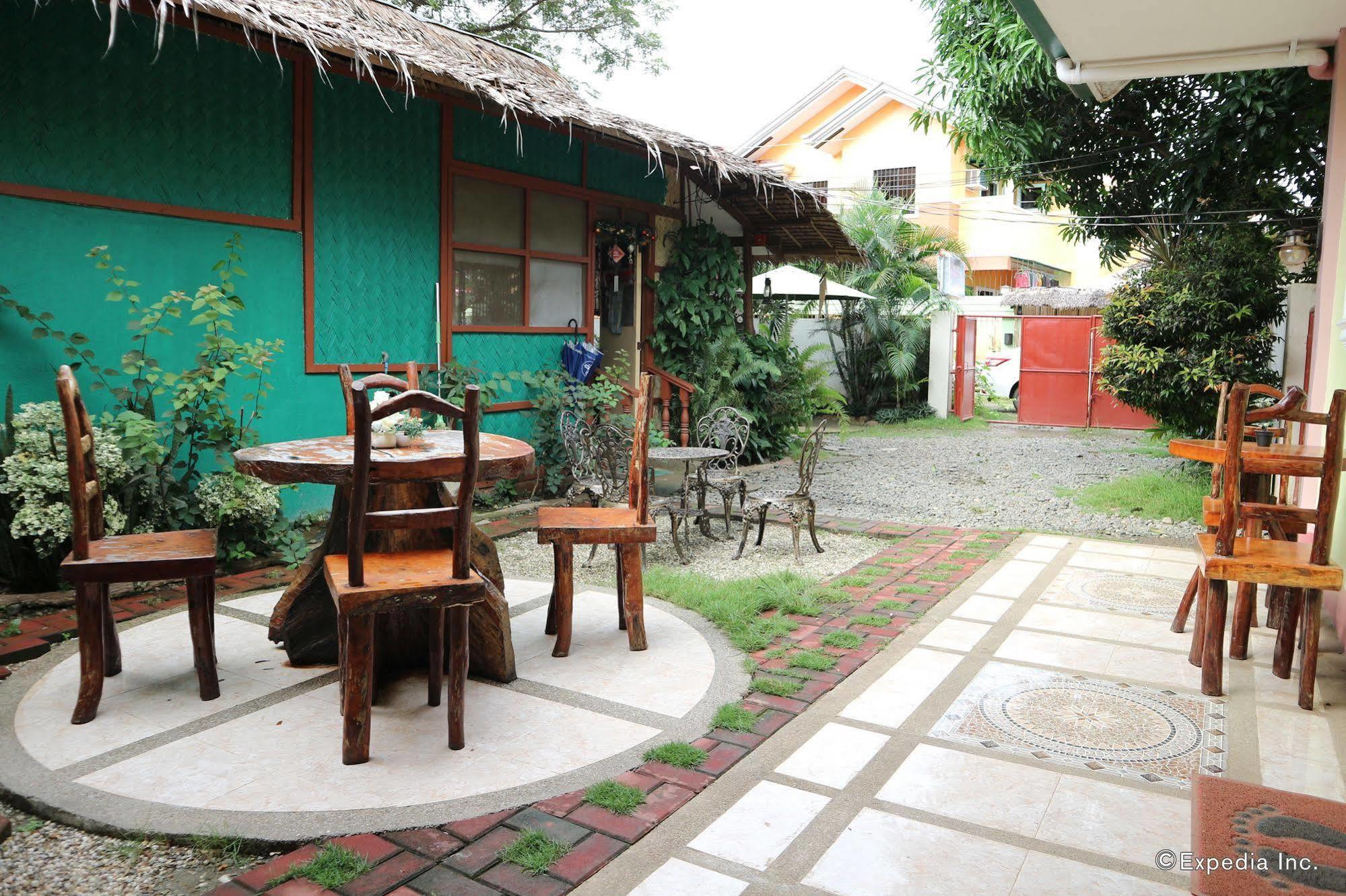 Tia Mers Guest House Puerto Princesa Esterno foto