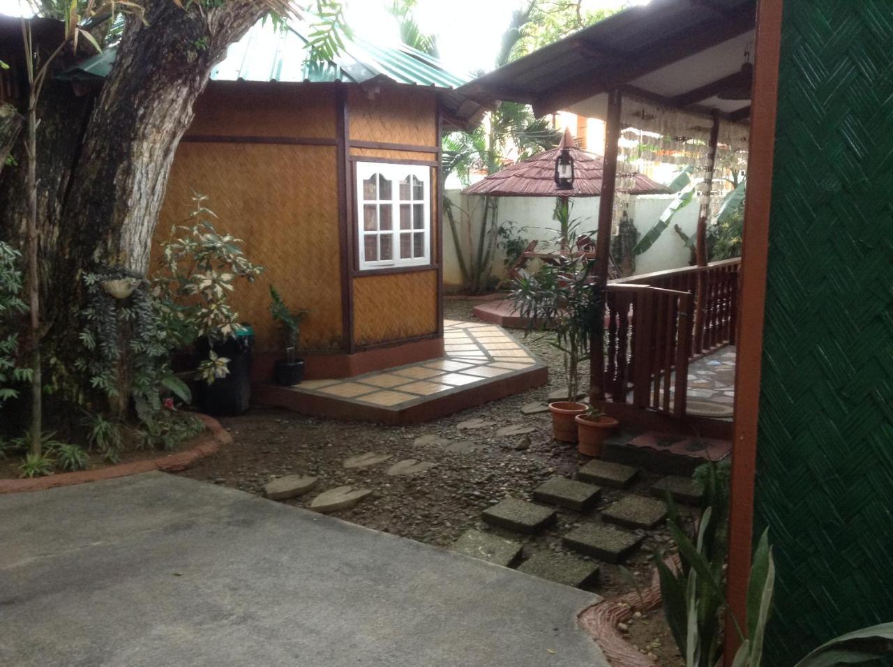Tia Mers Guest House Puerto Princesa Esterno foto