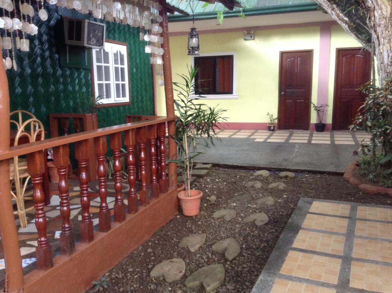 Tia Mers Guest House Puerto Princesa Esterno foto