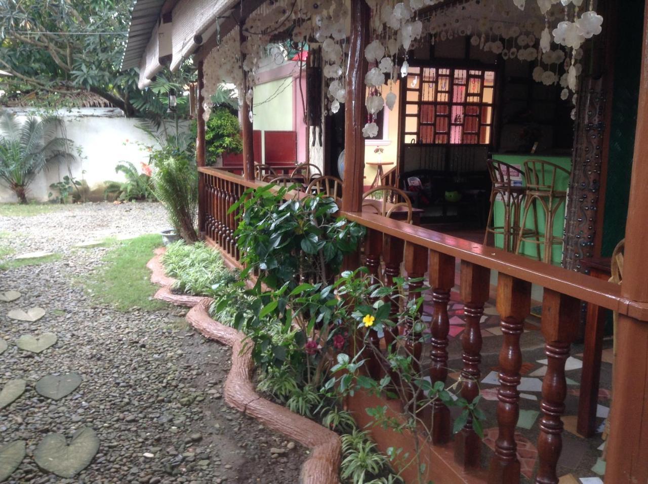 Tia Mers Guest House Puerto Princesa Esterno foto